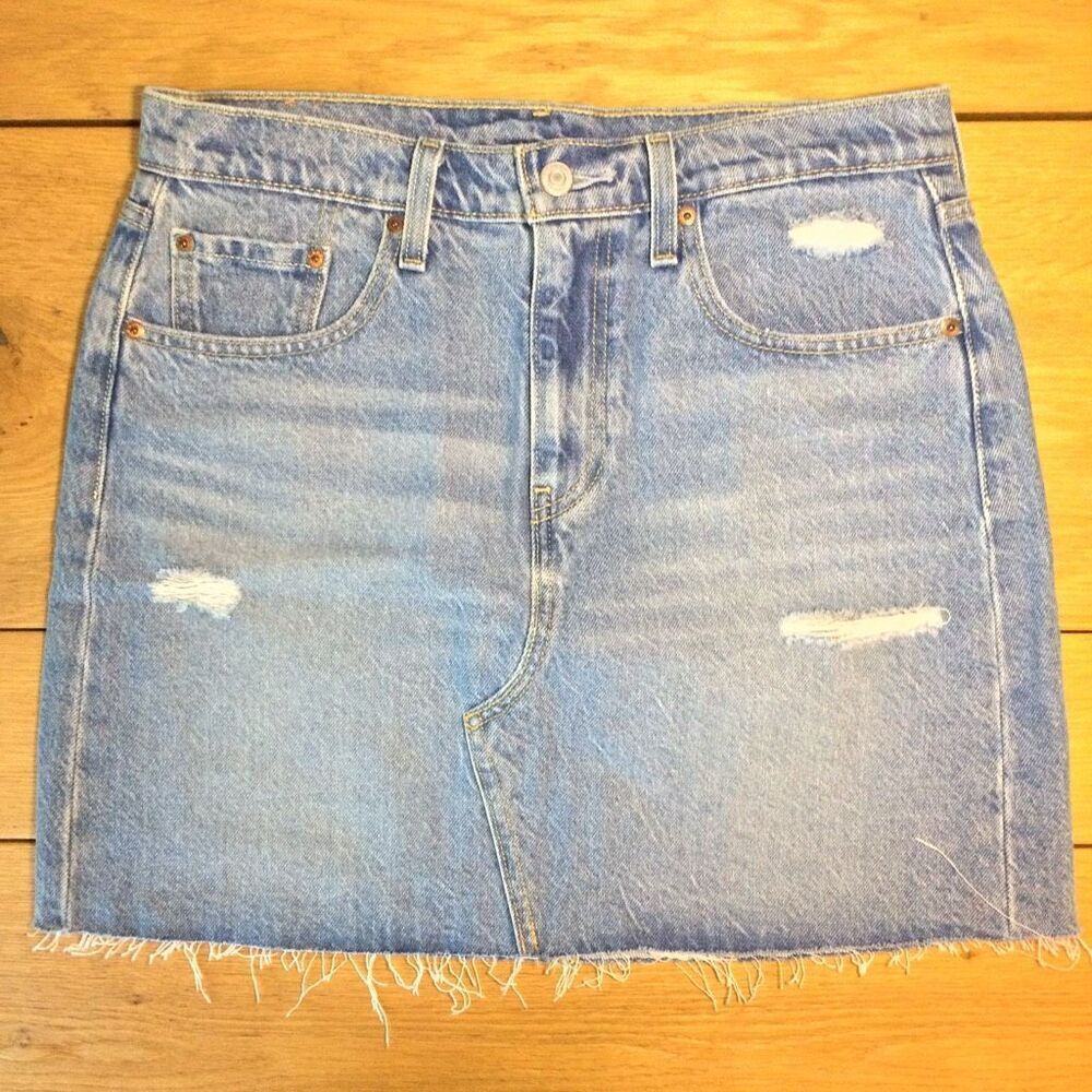 Levi’s mini skirt denim jean light wash distressed 30